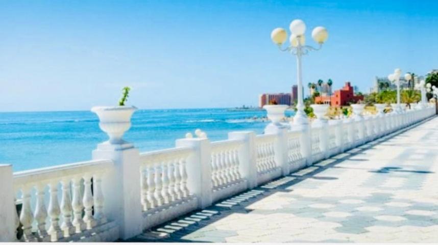 Апартаменти Precioso Apartamento Frente Al Mar Benalbeach Бенальмадена Екстер'єр фото